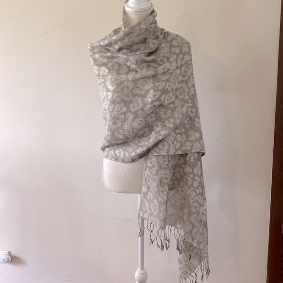 West Loop women’s sparkle silver gray metallic shawl, wrap, scarf animal print - Picture 3 of 17
